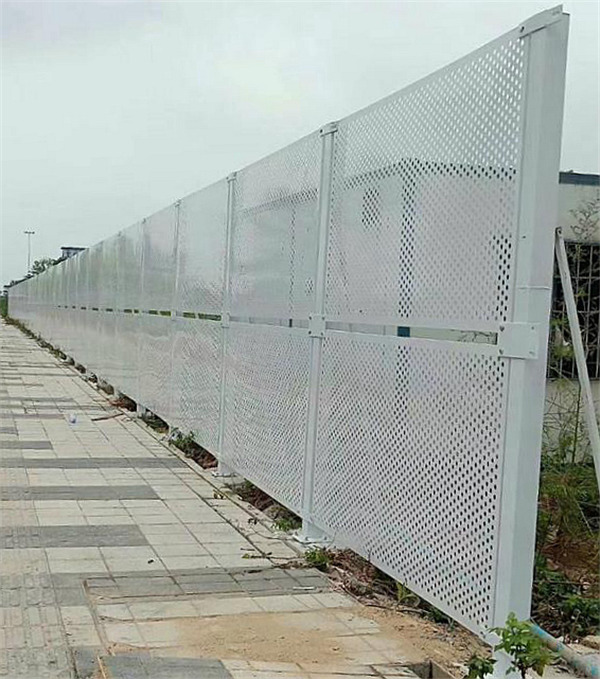 防风冲孔围挡与冲孔彩钢板价格全解析 工地施工材料选购指南